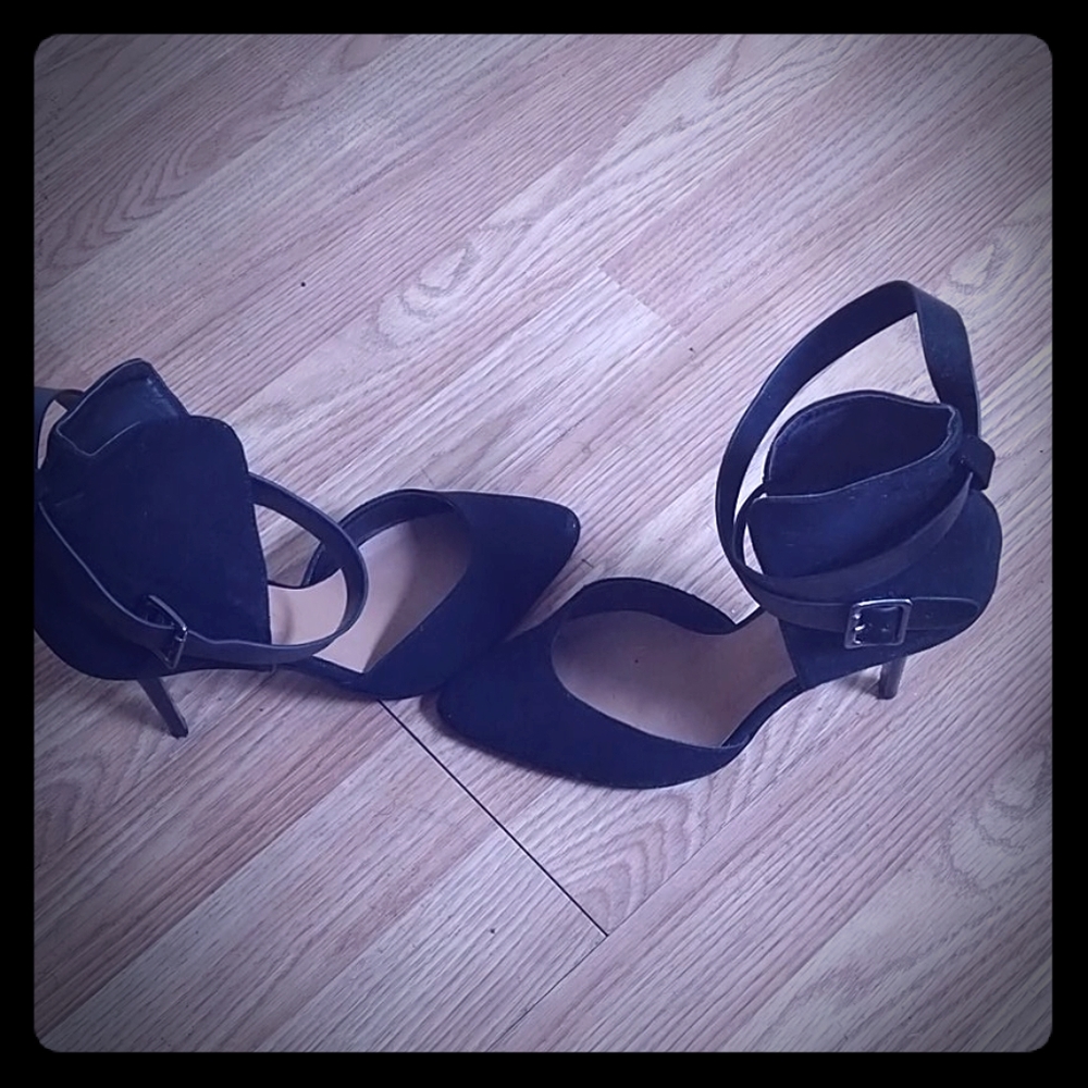 Black pumps